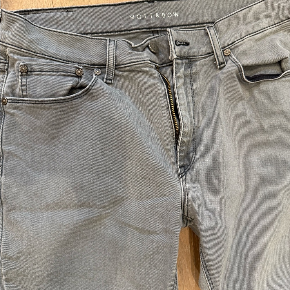 Gray Slim Fit Jeans with Subtle Fading